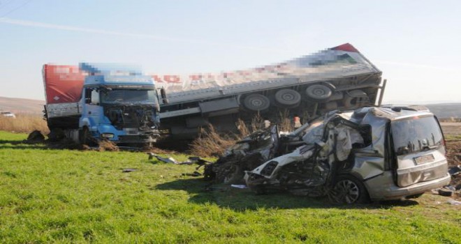 Tır, kamyoneti kağıt gibi ezdi! Feci kazada 4 kişi hayatını kaybetti