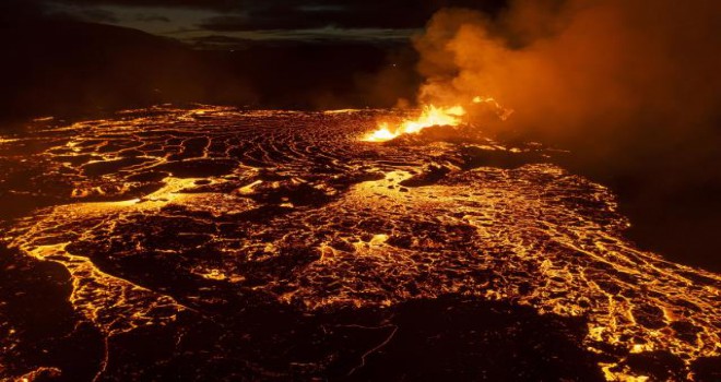 İzlanda'da yanardağ patlaması!