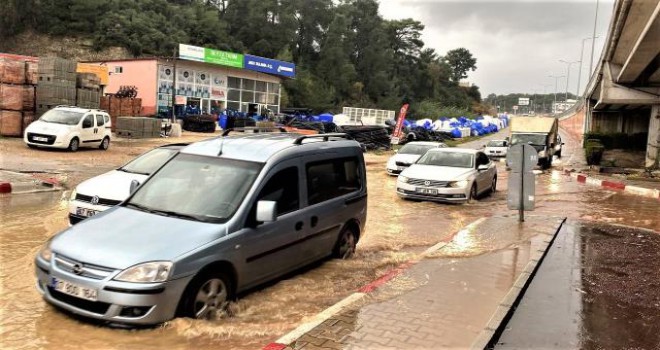 Yollar göle döndü, ağaçlar devrildi!