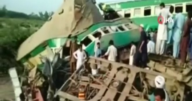 Pakistan'da tren kazası: En az 11 ölü