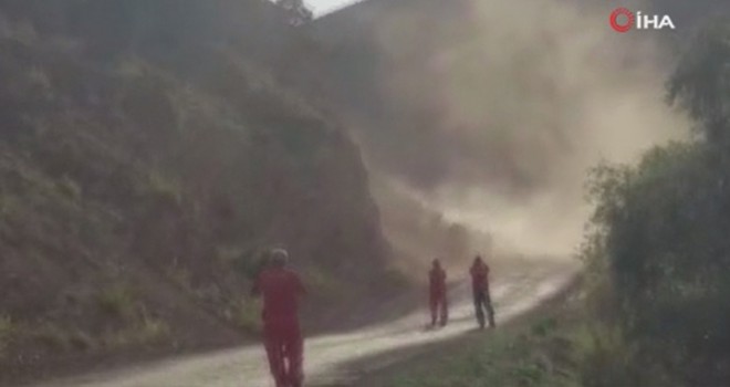 Bingöl'de artçı deprem sonrası heyelan anı kamerada