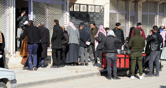  Haberi duyan Suriyeliler gümrük kapısına akın etti