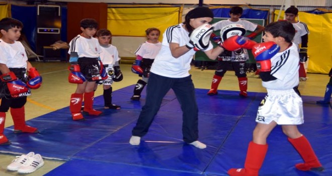 Gündüz vatan nöbetinde, akşam kick boks eğitiminde!