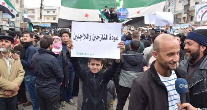 El Bab'da yüzlerce kişi, rejim ve Rusya'yı protesto etti