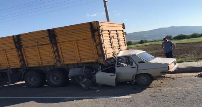 Tıra çarpan otomobil kağıt gibi ezildi! 3 kişilik ailenin yok olduğu kaza kamerada