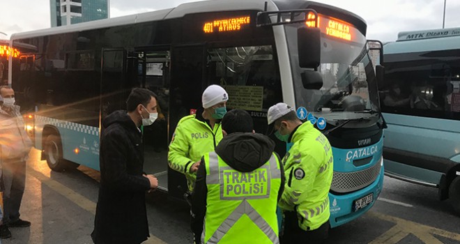 Minibüsten indirilen fazla yolcudan polise ilginç tepki