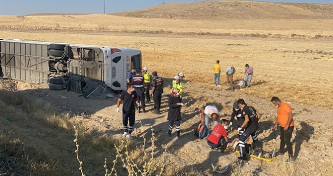 Aksaray'da yolcu otobüsü devrildi; çok sayıda yaralı var