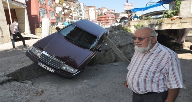  Karşı yönden gelen araca yol vermek isterken otomobili yan yattı