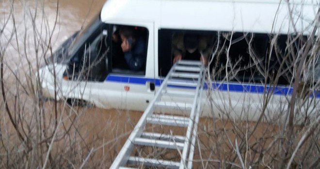 Selde mahsur kalan minibüs içerisindeki 9 kişi merdivenle kurtarıldı