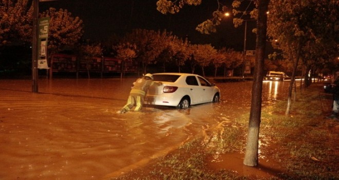 İstanbul'da, araçlar yağmur sularında mahsur kaldı