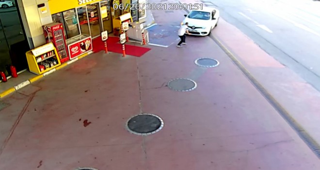 Benzin istasyonunda gazeteciye önce çarptı, sonra kaçtı