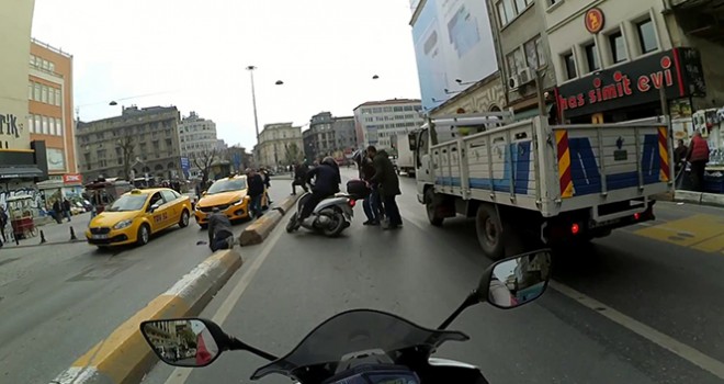 Karaköy'de motosikletlinin el arabalı adama çarptığı anlar kamerada