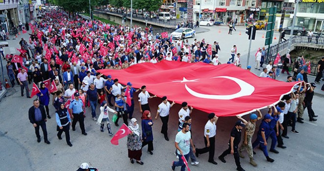 Asker, polis ve vatandaş el ele Türk bayrağını taşıdı