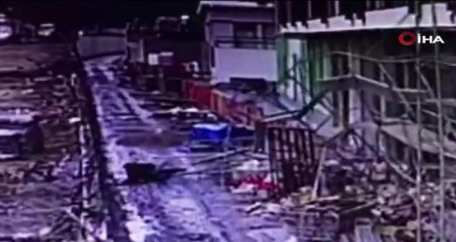 Başakşehir'de inşaat iskelesi işçinin üzerine devrildi: O anlar kamerada