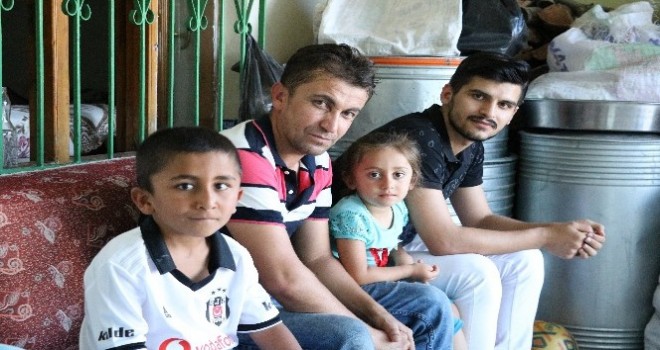 Fenerbahçe forması giymek zorunda kalan Beşiktaşlı çocuk