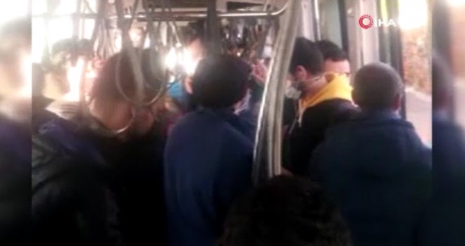 Tramvayda sosyal mesafesiz yolcu yoğunluğu kamerada