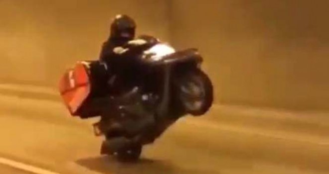 İstanbul'da motosikletli kurye müşterilere siparişleri tek teker üzerinde götürdü