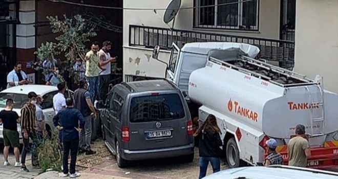 Freni boşalan tanker apartmana çarptı, facianın eşiğinden dönüldü