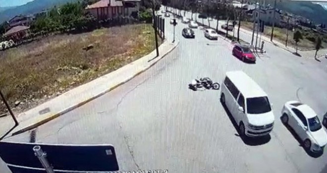 Minibüs motosiklete çarptı ardına bile bakmadan kaçtı