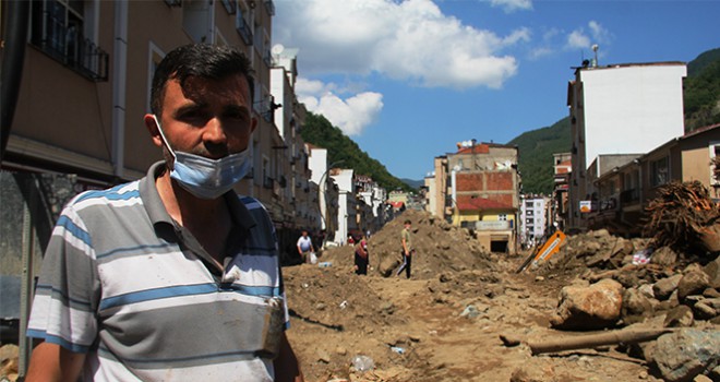 Dereli'de yaşanan seli evinin balkonundan çektiği görüntüler ile ilk o duyurdu