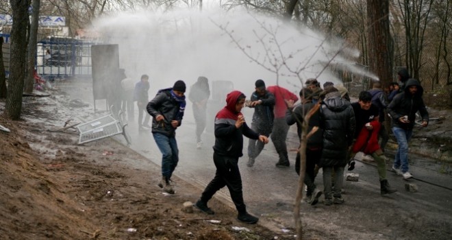 Yunanistan'ın göçmenlere yönelik sert müdahalesi sürüyor