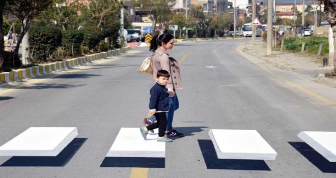 Bakan bir daha bakıyor... Durmamak yürek ister!