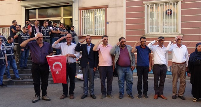  HDP önündeki ailelerden ‘asker selamlı' destek