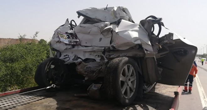 TEM'de tırın arkadan vurduğu otomobilin yarısı yok oldu: 2 ağır yaralı