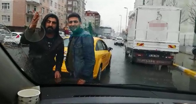 Taksiciler UBER aracının önünü kesti