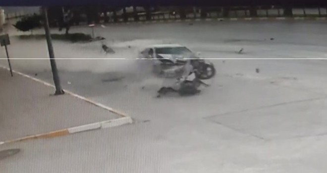 Otomobille kafa kafaya çarpışan motosikletli iki genç metrelerce havaya fırladı