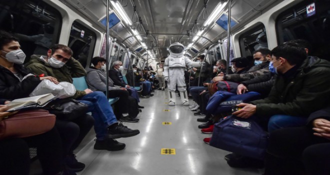 Metroyla İstanbul turu yapan astronot merak uyandırdı