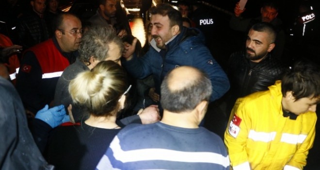  Adana'da sele kapılan otomobilde bulunan 5 kişi kurtarıldı