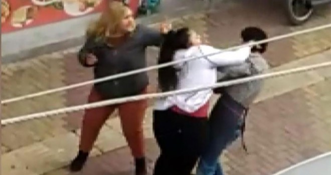 İki kız kardeş bir erkeği sokak ortasında dövdü