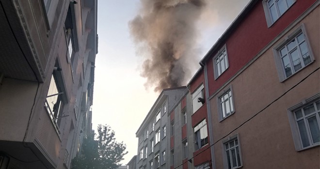  Esenyurt'ta binanın çatısı alev alev yandı