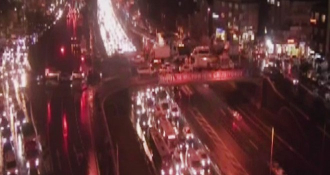  İstanbul'da yağışlı hava trafiği felç etti