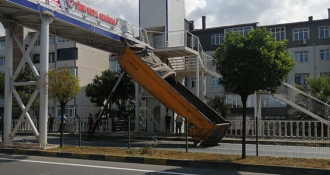  Açık unuttuğu damperi üst geçide takılı kaldı