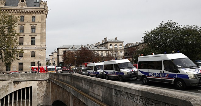  Paris'te polis merkezine düzenlenen saldırıda 4 polis öldü