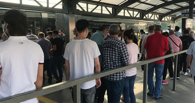 Metrobüs durağında endişe oluşturan görüntüler