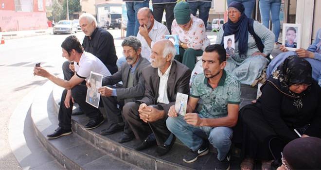  Ailelerin HDP önündeki evlat arayışı devam ediyor