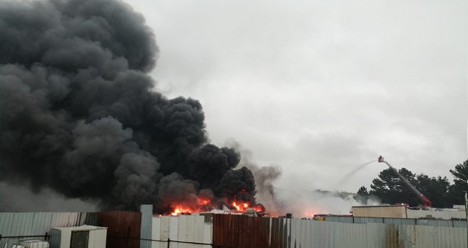 İstanbul Tuzla'da fabrika bahçesinde korkutan yangın