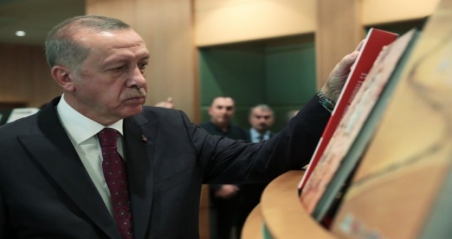  Cumhurbaşkanı Erdoğan Külliye Kütüphanesinde incelemelerde bulundu