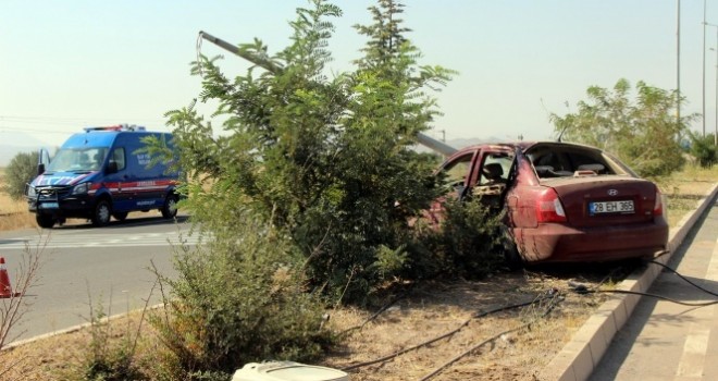 Askerlerin bulunduğu ,otomobil aydınlatma direğine çarptı: 1 ölü, 2 yaralı