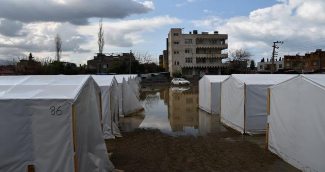 Depremzedelerin çadırlarını su bastı: