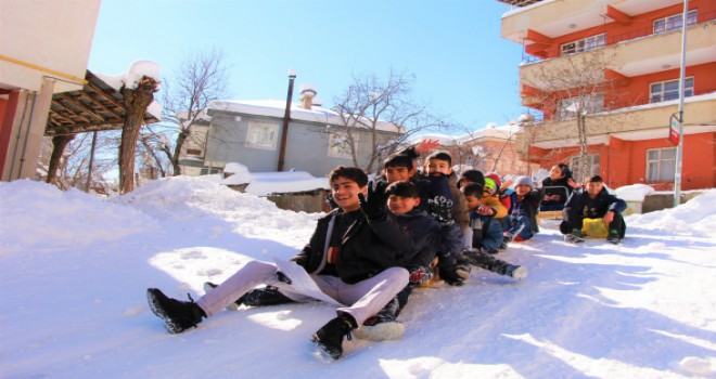 Bingöl'de 1 metreyi bulan kar çocuklara eğlence oldu