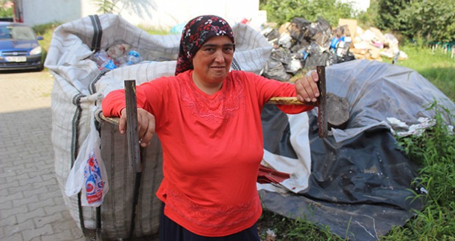 Her şey çocuklarım için' dedi, parasını çöpten kazanmaya başladı