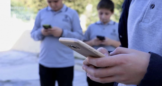 Öğrencilerin okullarda cep telefonu kullanmalarını engellemek için önlemler alacağız