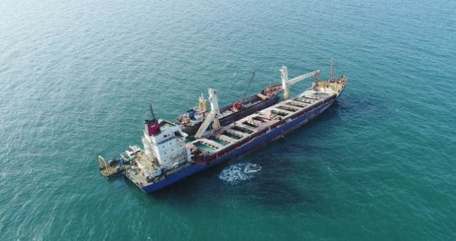 Şile'de karaya oturan gemiyi kurtarma çalışmalarında son durum havadan görüntülendi