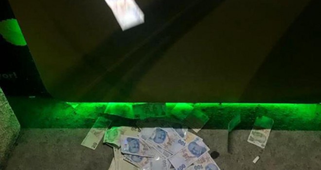 ATM'ye fazla yüklediği paralar yola saçıldı