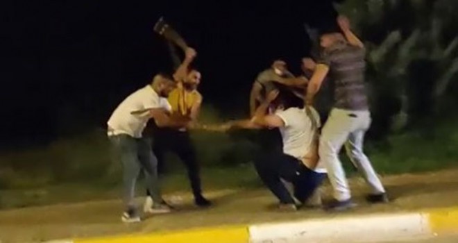Antalya'da yol verme kavgasında sopa ve demir çubuklarla birbirlerine saldırdılar