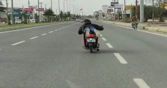 Motosiklet sürücüsünün tehlikeli sürüşü kameraya yansıdı